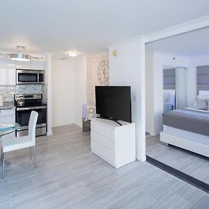 Waikiki Banyan Modern One Bedroom Free Parking